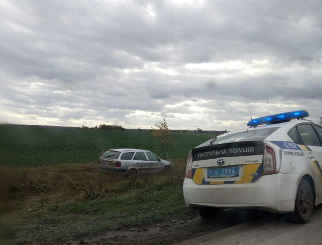ДТП на Волині: авто злетіло з дороги і перевернулося