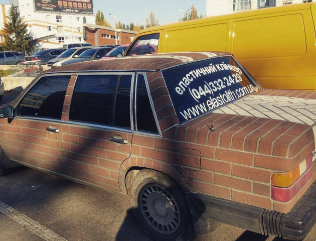 Україною колесить автомобіль з «цегли»