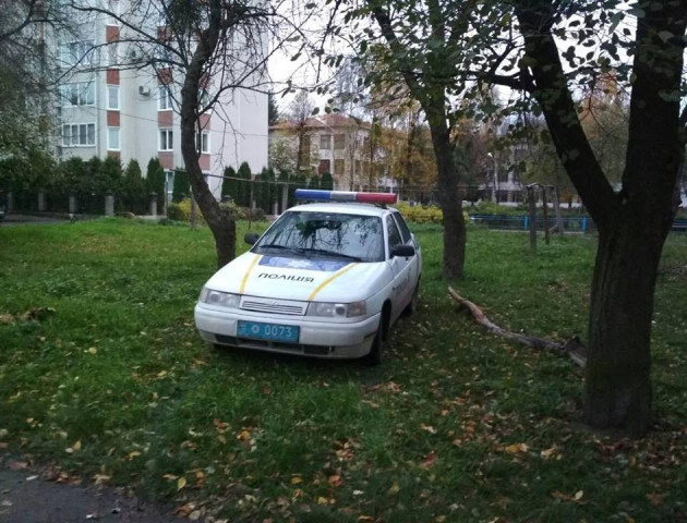 «Приклад водіям»: луцькі поліцейські припаркувалася прямо на газоні