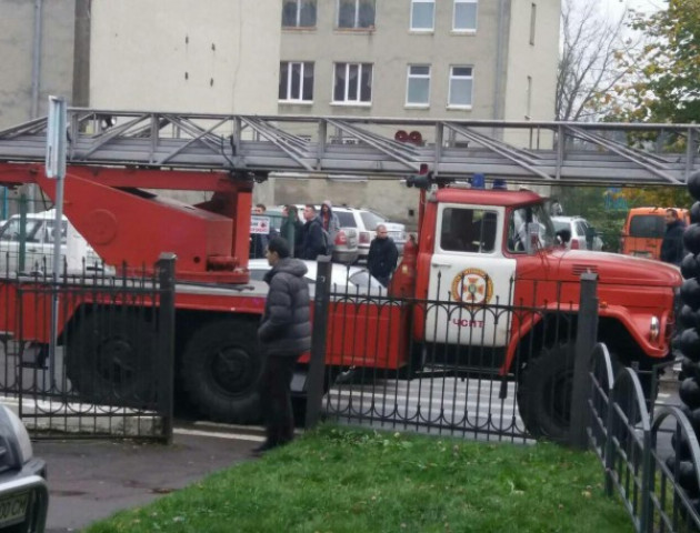 До луцького університету викликали рятувальників