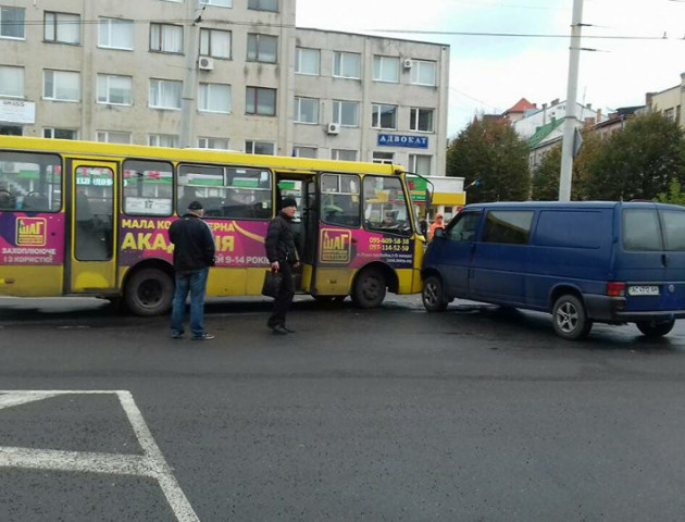 На площі Злуки у Луцьку не розминулися маршрутка та бус