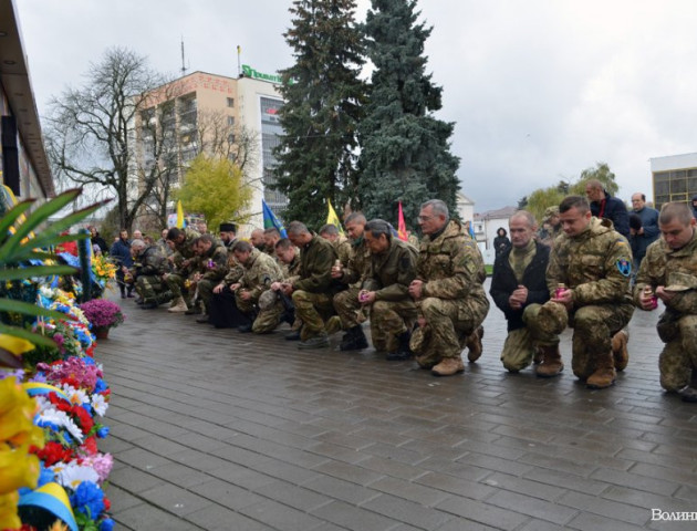 Сльози, нагороди та тужливі слова: у Луцьку вшанували загиблих на війні Героїв. ФОТО