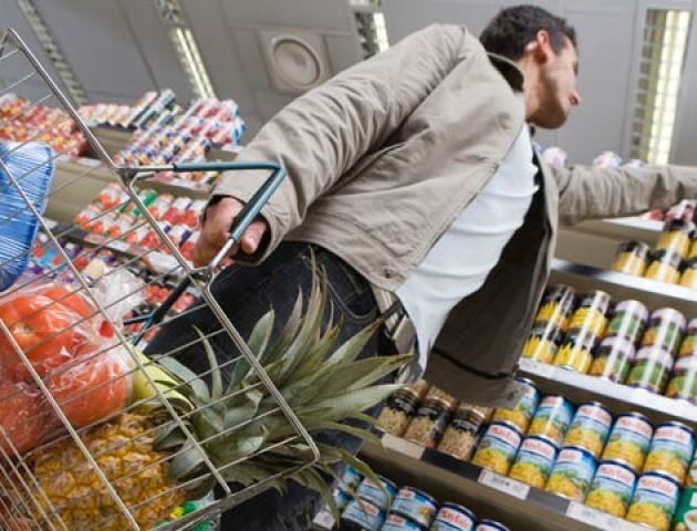 Через знецінення гривні в Україні стрімко ростуть ціни на продукти