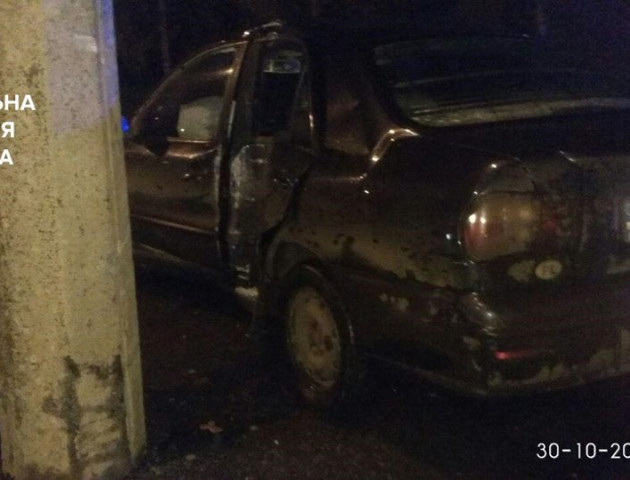 Неповнолітнього водія, який збив електроопору у Луцьку, шпиталізували до реанімації