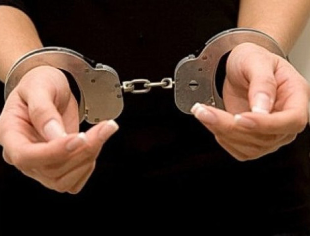 Волинську податківицю, яку викрили у систематичному хабарництві, взяли під варту