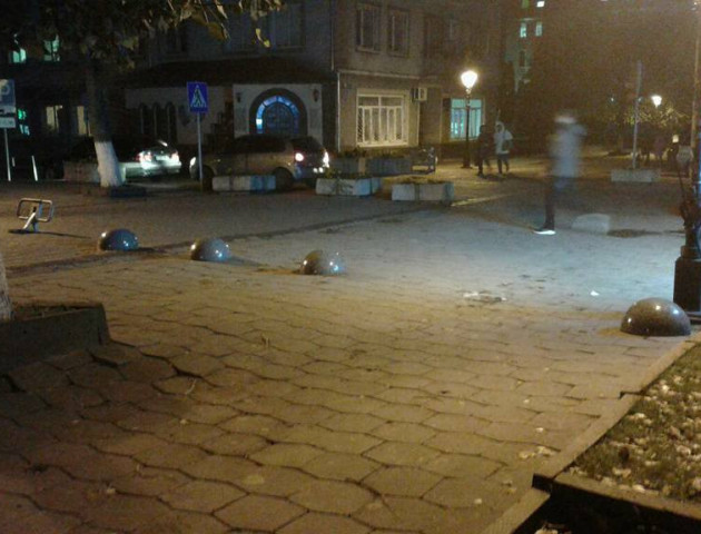 У центрі Луцька вандали попсували нові обмежувачі руху