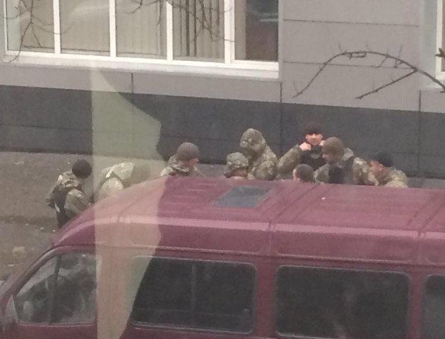 З’явилися фото обшуку у сина Авакова: купа поліції, перекрита дорога