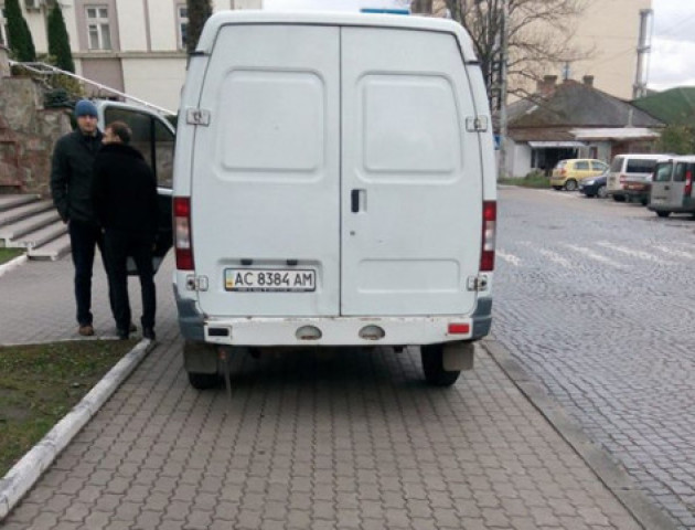 У Луцьку водій припаркував авто на тротуарі прямо біля міськради