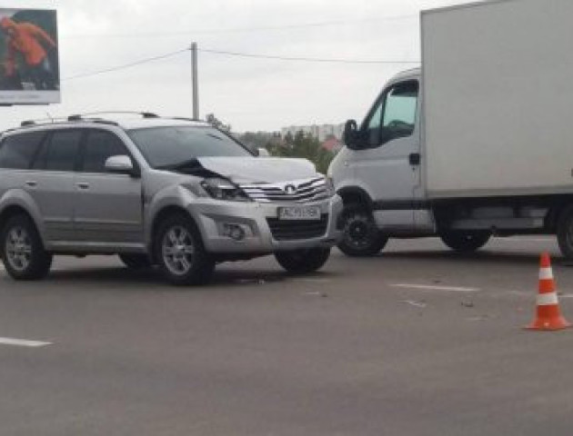 У селі поблизу Луцька позашляховик врізався у вантажівку