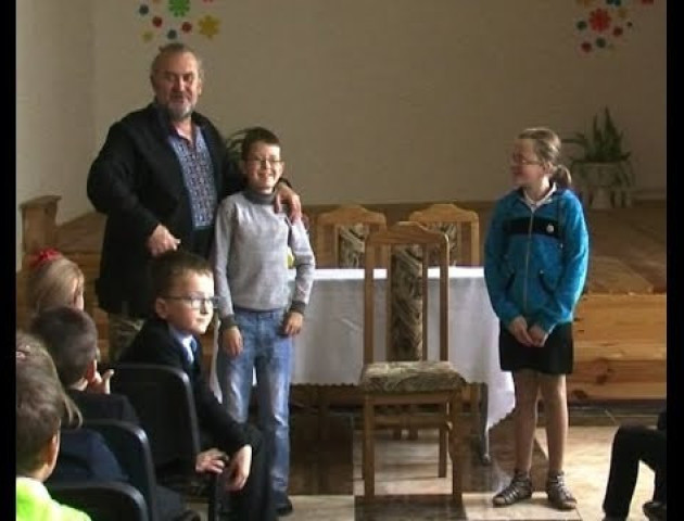 Волинські дітлахи слухали казки Сашка Лірника. ВІДЕО