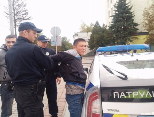 На залізничному вокзалі у Луцьку нетверезі молодики влаштували бійку. Фото. Відео