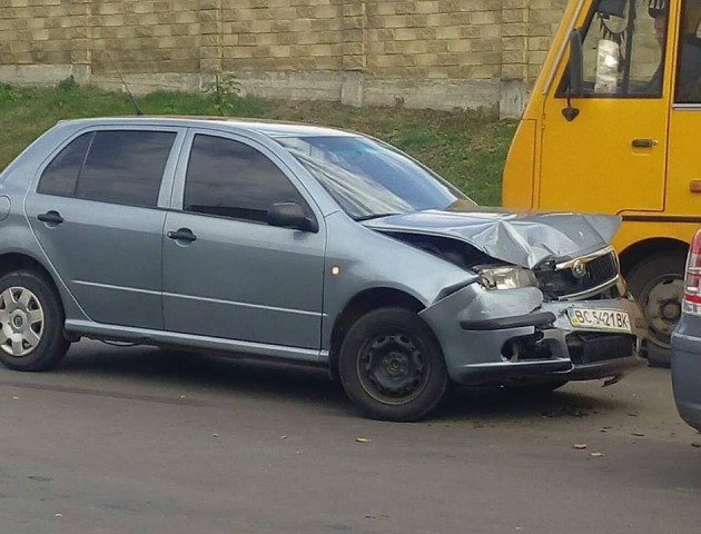У Луцьку на кільці Володимирської не поділили дорогу дві автівки. ФОТО