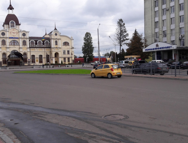 Безстрашна лучанка припаркувала авто посеред дороги