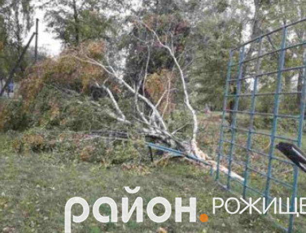 Наслідки негоди на Волині: у Доросинях пошкоджено шкільний майданчик, дитсадочок та домівки