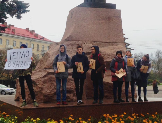 Студентам-мітингарям поскаржилися на амнезію, але тепло з’явилось