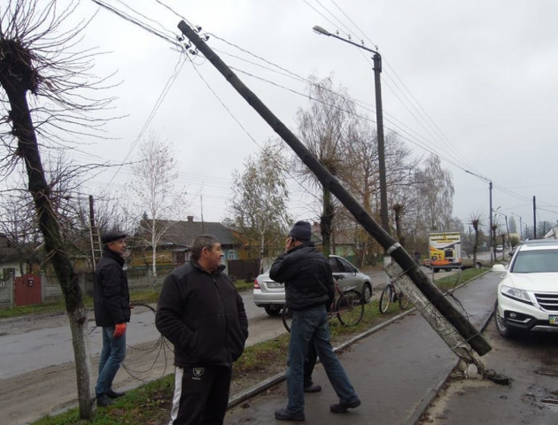 У Шацьку автомобіль ледь не зніс телеграфний стовп
