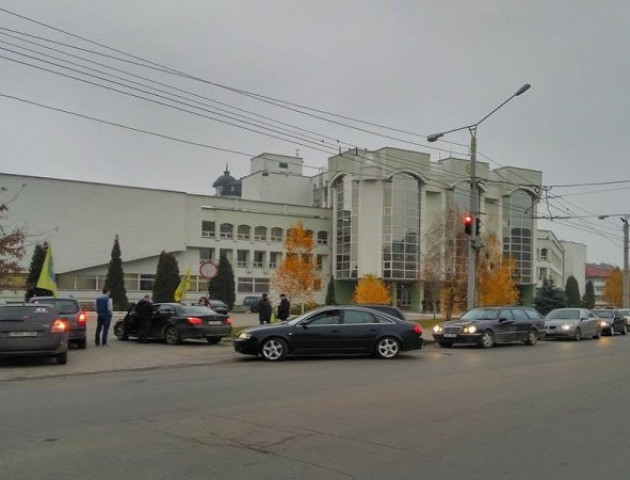 Під стінами податкової Волині водії на «євробляхах» вимагають доступного розмитнення авто