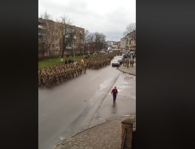 Момент, що запалив серця... 14 бригада на площі. ВІДЕО