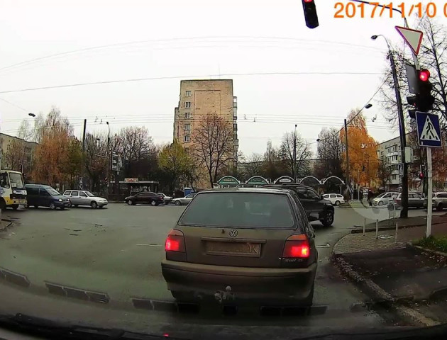 У Луцьку позашляховик так поспішав, що проїхав на «червоне»