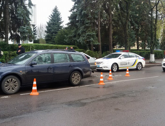 Поблизу педколеджу у Луцьку не розминулися дві автівки. ФОТО