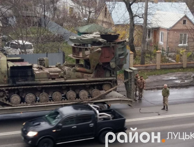У Луцьку армійський тягач обірвав тролейбусну лінію. ФОТО