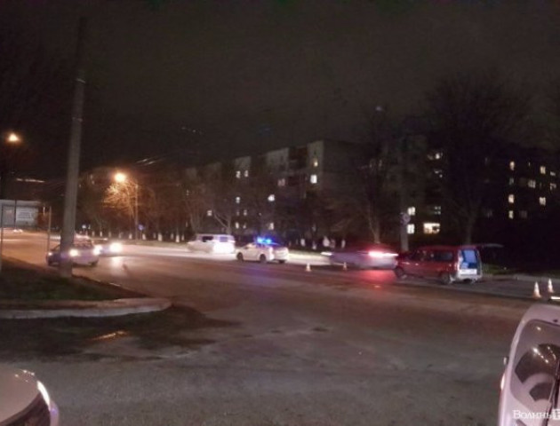 У Луцьку неподалік дитячої обласної не розминулися дві автівки. ФОТО