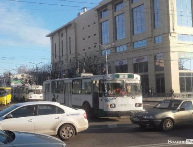 У Луцьку утворився затор із тролейбусів. ФОТО