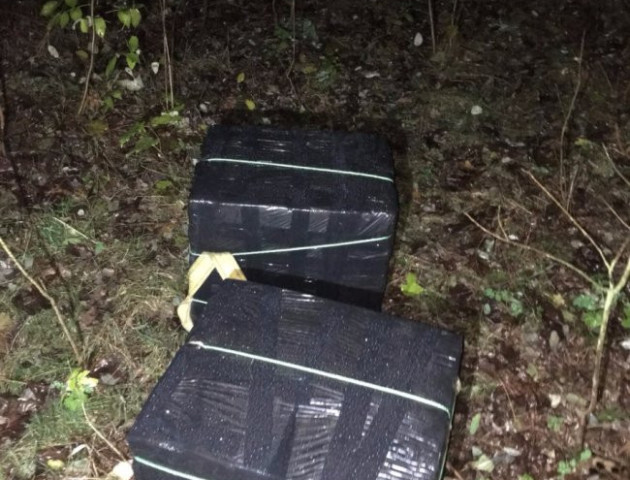Неповнолітні волиняни намагалися перевезти через кордон ящики сигарет