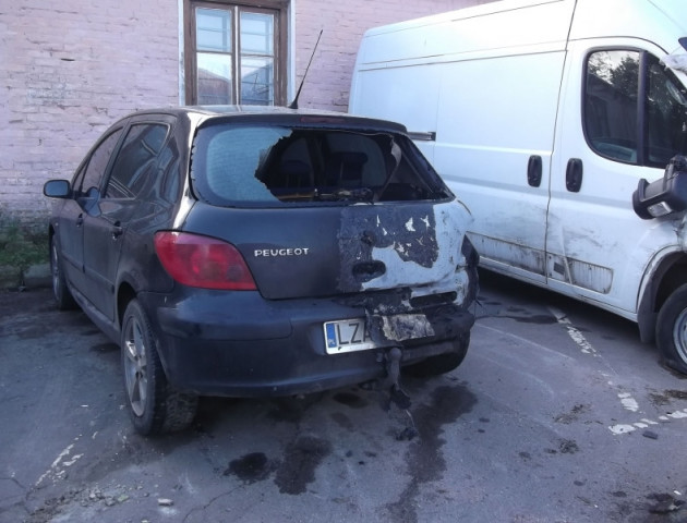 У центрі Нововолинська спалили авто на польських номерах