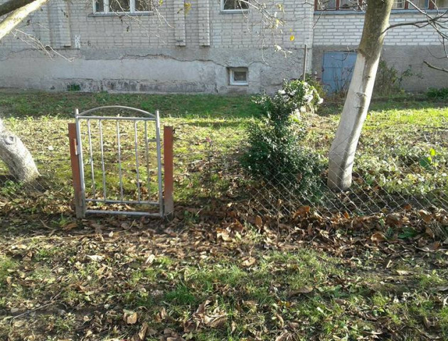 Муніципали демонтували незаконно встановлені огорожі біля Луцьких багатоповерхівок