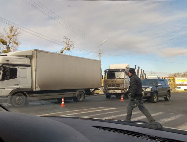 У Луцьку на Набережній зіткнулися дві вантажівки
