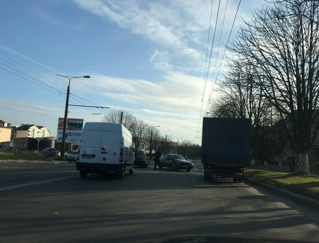 У Луцьку поблизу автозаправки не розминулися два легковики. ФОТО