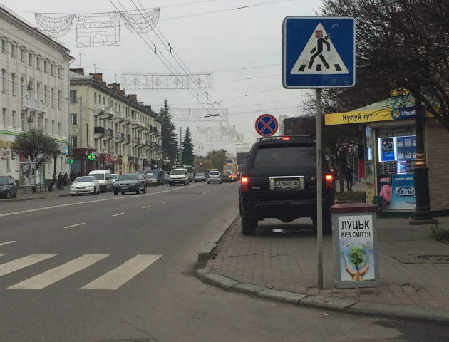 У Луцьку «автохам» припаркувався на тротуарі біля переходу. ФОТО