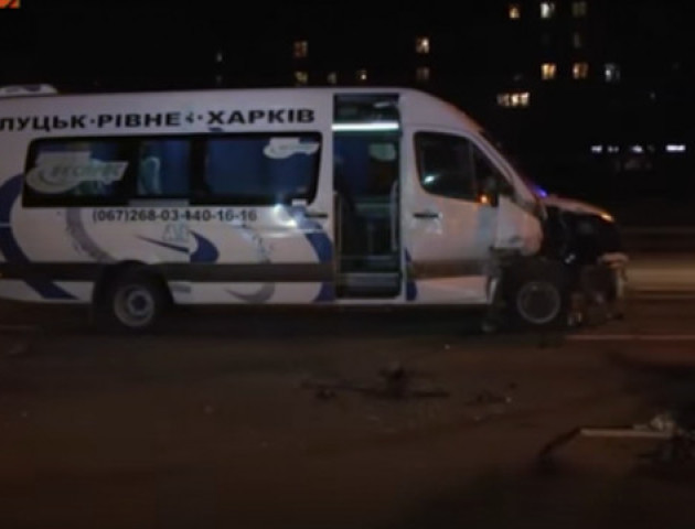 Маршрутка з Луцька до Харкова втрапила у ДТП у столиці. ВІДЕО