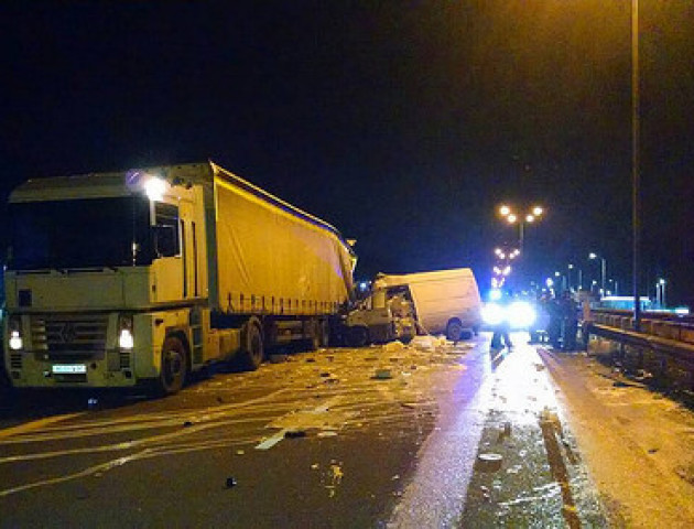 Поблизу Рівного Mercedes врізався у фуру волинянина. ФОТО