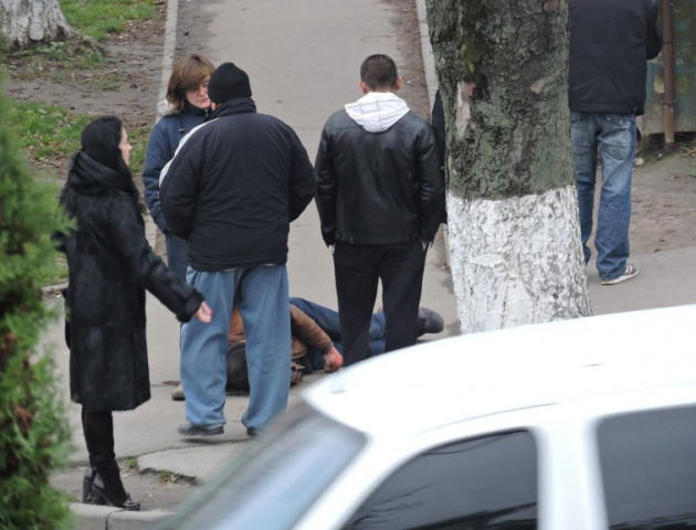 Медики госпіталізували чоловіка, який впав посеред вулиці на проспекті Перемоги