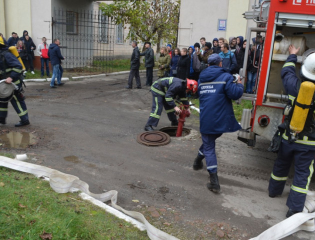 У Луцьку пожежники евакуювали студентів ЛНТУ