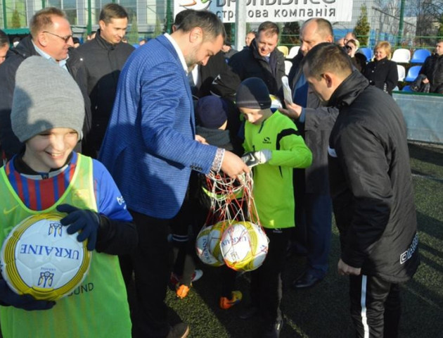 Футбольні зірочки Сумщини отримали від народних депутатів м’ячі