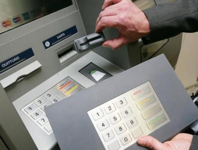 У столиці затримали на гарячому банду скімерів