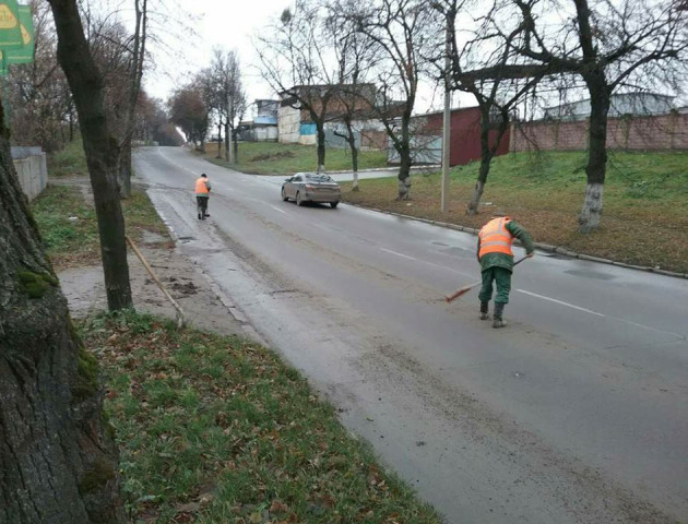 Муніципали зобов'язали будівельників прибрати за собою бруд на вулиці Глушець