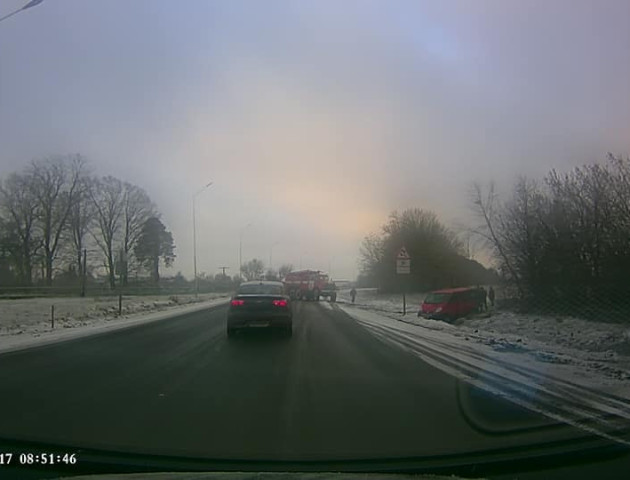 На Волині дві автівки злетіли в кювет. ФОТО