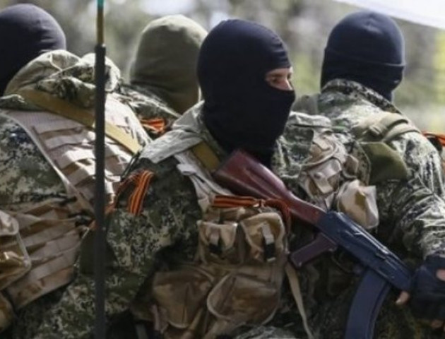 Центр Луганська зайняли чужі озброєні бойовики, екс-голова МВС засів в оточеній БТРами будівлі