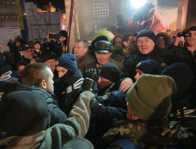 На Майдані активісти побилися з поліцією