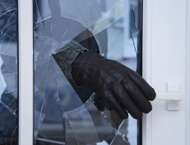 На Волині злочинці проникли в житловий будинок та напали на господарів