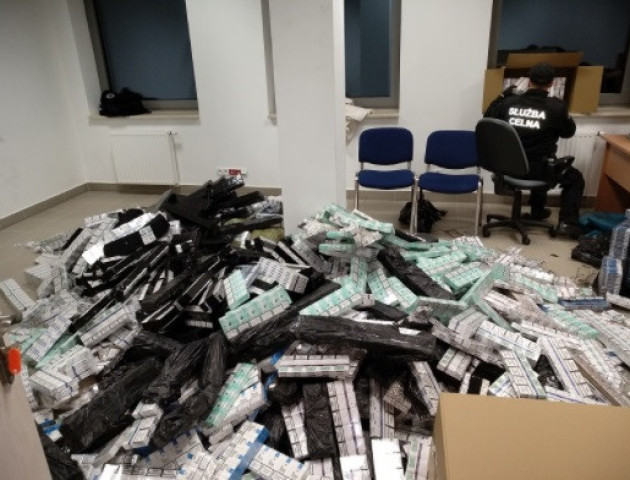 У пасажирському потязі «Київ-Варшава» виявили тисячі пачок контрабандних цигарок. ФОТО