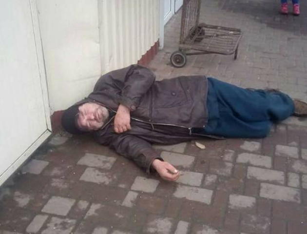 Непритомного чоловіка у Луцьку повезли «відкачувати» у наркодиспансер