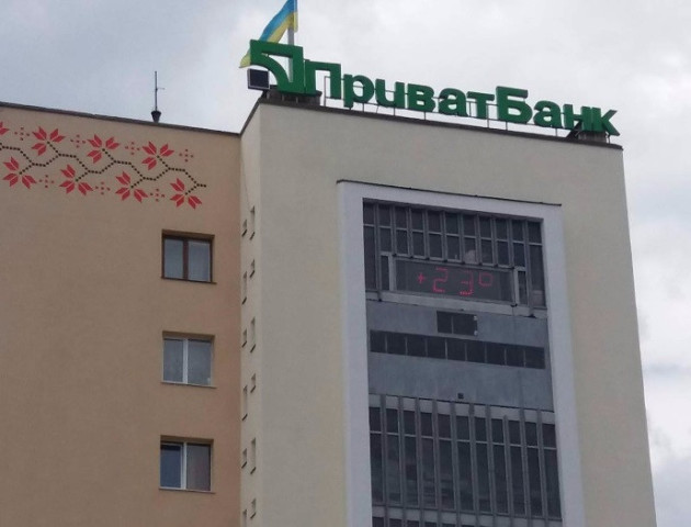 Годинники у центрі Луцька показують різний час