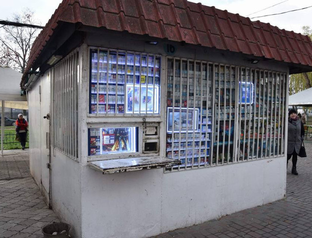 У Луцьку викрили кіоск, де продають сурогат. ФОТО