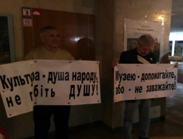 Пікет у стінах Волинської облради: вимагають врятувати музей-скансен у Рокинях