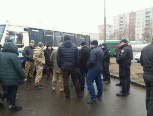 Атовці прийшли «на розмову» з водієм, який вигнав сина Героя з маршрутки